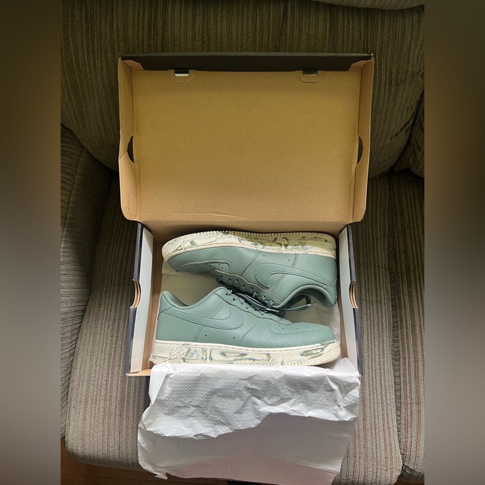 Air Force 1 07’ LV8 Leather Size 10